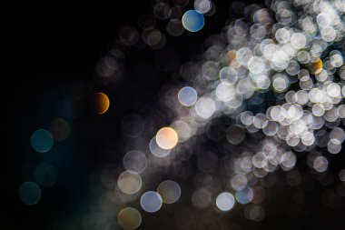 Renkli bulanık bokeh siyah arkaplan üzerine odaklanamadı