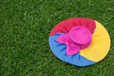 Arka planda renkli şapka