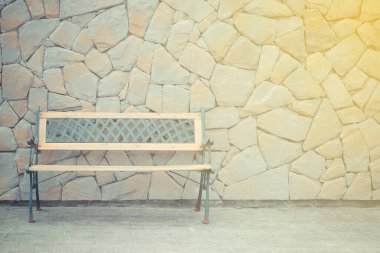 Taş duvar arka plan ile antika ahşap sandalye