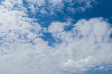 Mavi gökyüzü ve bulutlar arka plan