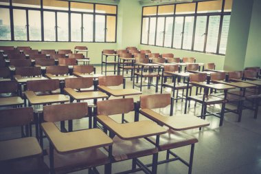 Masa ve sandalyelerin sınıf arkaplanındaki klasik görüntüsü