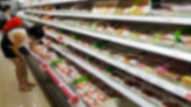 Süpermarketlerin arka planında bulanık raf
