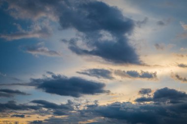 Gün batımından önce bulutlar ve gökyüzü