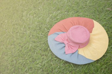 Arka planda renkli şapka