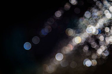 Renkli bulanık bokeh siyah arkaplan üzerine odaklanamadı