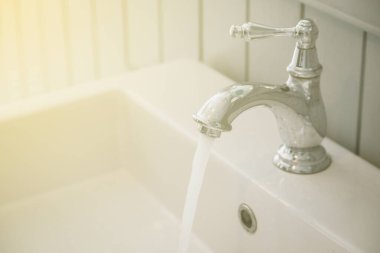 Tuvalet arkaplanındaki musluklar