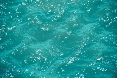 Mavi su arkaplanındaki ışıktan soyut bokeh