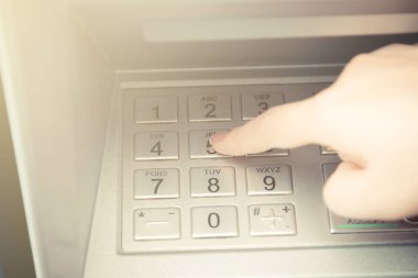 Parasını çekmek için ATM 'nin şifresini gir.