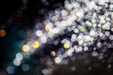 Renkli bulanık bokeh siyah arkaplan üzerine odaklanamadı