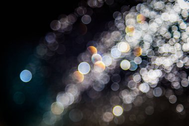 Renkli bulanık bokeh siyah arkaplan üzerine odaklanamadı