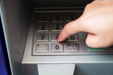 Parasını çekmek için ATM 'nin şifresini gir.