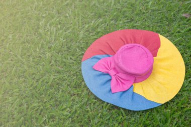 Arka planda renkli şapka