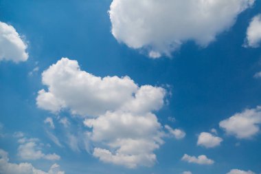 Mavi gökyüzü ve bulutlar doğal arka plan