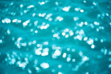 Mavi havuz arka planındaki ışıktan soyut bokeh