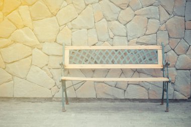 Taş duvar arka plan ile antika ahşap sandalye