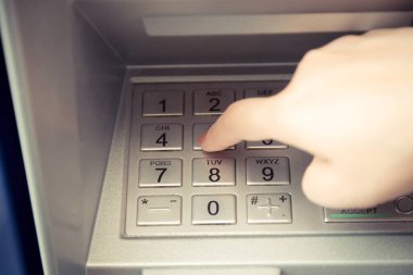 Parasını çekmek için ATM 'nin şifresini gir.