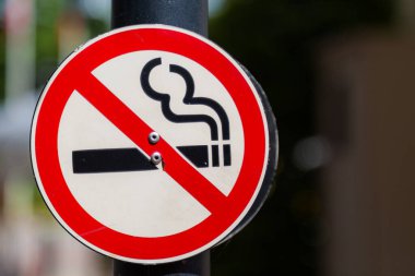 Bokeh arkaplanlı sigara içme işareti yok