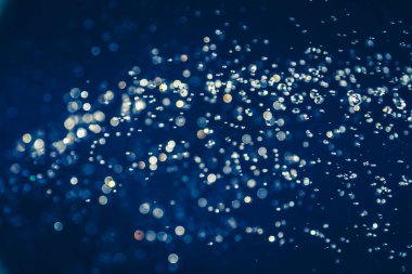 Siyah arkaplanda mavi bokeh