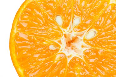 Beyaz arkaplanda turuncu dilim (yarısı) izole