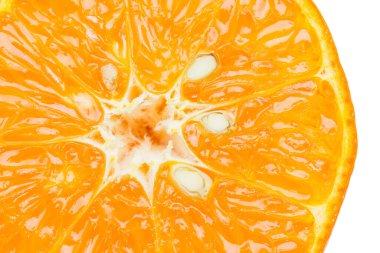 Beyaz arkaplanda turuncu dilim (yarısı) izole