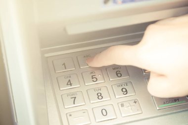 Parasını çekmek için ATM 'nin şifresini gir.