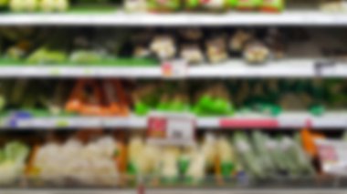 Süpermarketlerin arka planında bulanık raf