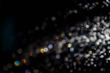 Renkli bulanık bokeh siyah arkaplan üzerine odaklanamadı