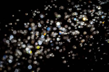 Siyah arkaplan üzerindeki soyut bokeh dokusu