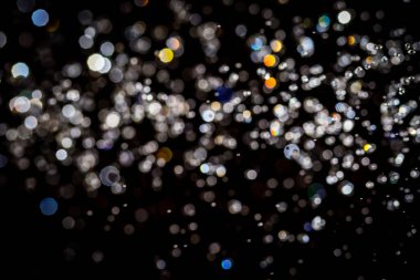 Siyah arkaplan üzerindeki soyut bokeh dokusu