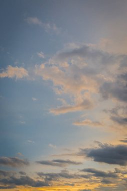 Gün batımından önce bulutlar ve gökyüzü