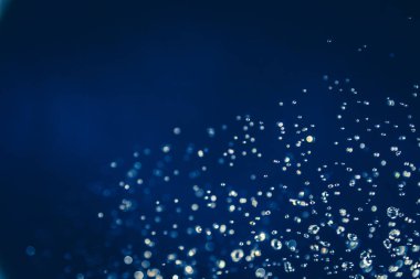 Siyah arkaplanda mavi bokeh