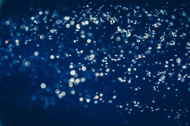 Siyah arkaplanda mavi bokeh