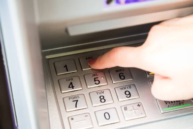 Parasını çekmek için ATM 'nin şifresini gir.