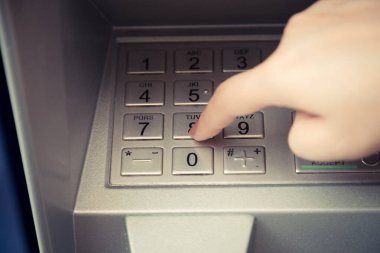 Parasını çekmek için ATM 'nin şifresini gir.