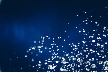 Siyah arkaplanda mavi bokeh