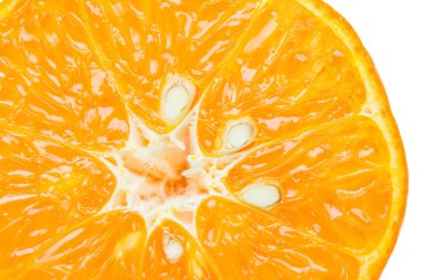 Beyaz arkaplanda turuncu dilim (yarısı) izole