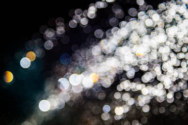 Renkli bulanık bokeh siyah arkaplan üzerine odaklanamadı