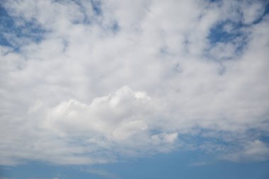 Mavi gökyüzü ve bulutlar arka plan