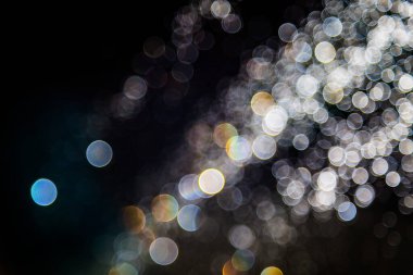 Renkli bulanık bokeh siyah arkaplan üzerine odaklanamadı