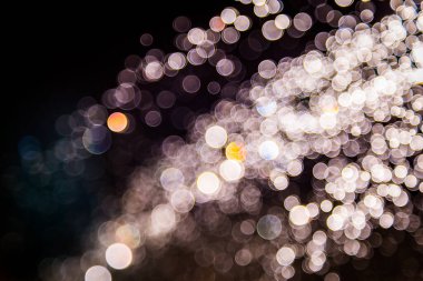 Renkli bulanık bokeh siyah arkaplan üzerine odaklanamadı