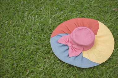 Arka planda renkli şapka