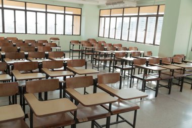 Sınıfta masa ve sandalyeler