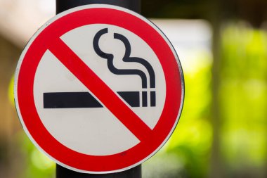 Bokeh arkaplanlı sigara içme işareti yok