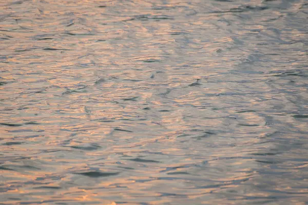 Schöne Wasser Wellenmuster Sonnenuntergang Und Reflexionen Hintergrund — Stockfoto