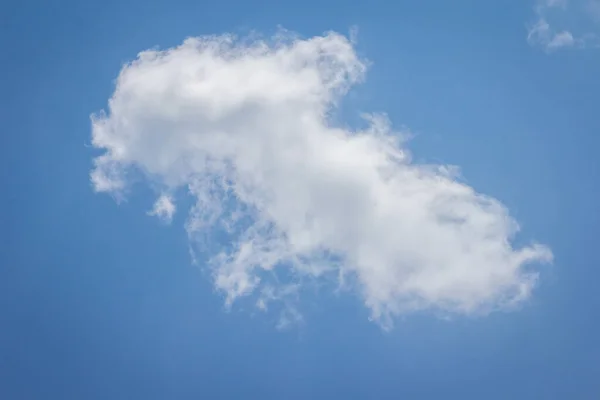 Блакитне Небо Хмарним Фоном — стокове фото