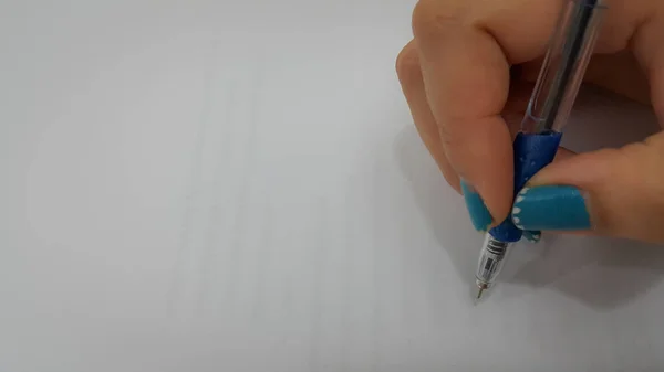 Zbliżenie Kobiecych Dłoni Długopisami Nad Pustymi Dokumentami Tło — Zdjęcie stockowe