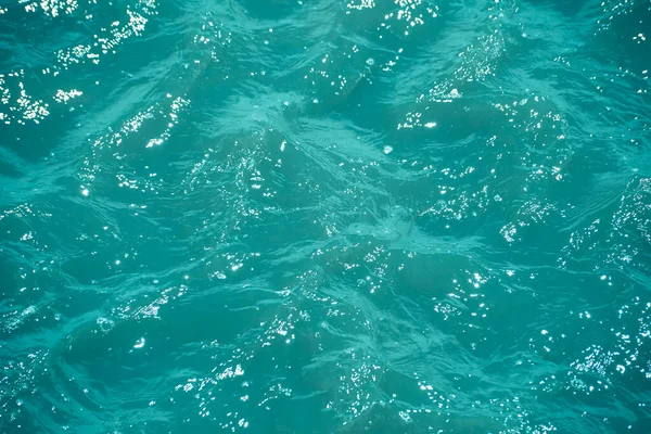 青い水の背景の光による抽象的なボケ — ストック写真