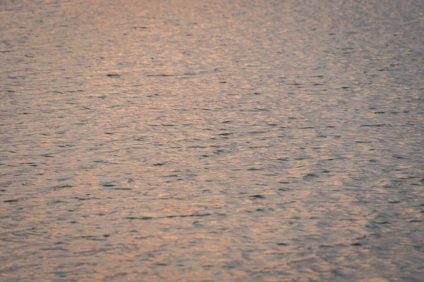 Schöne Wasser Wellenmuster Sonnenuntergang Und Reflexionen Hintergrund — Stockfoto