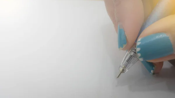 Крупним Планом Жіночі Руки Ручками Над Порожніми Документами Фон — стокове фото