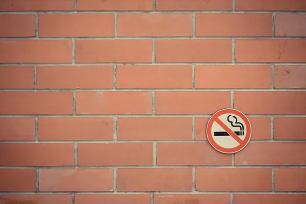 Kırmızı Tuğla Arkaplanda Sigara Içilmiyor — Stok fotoğraf